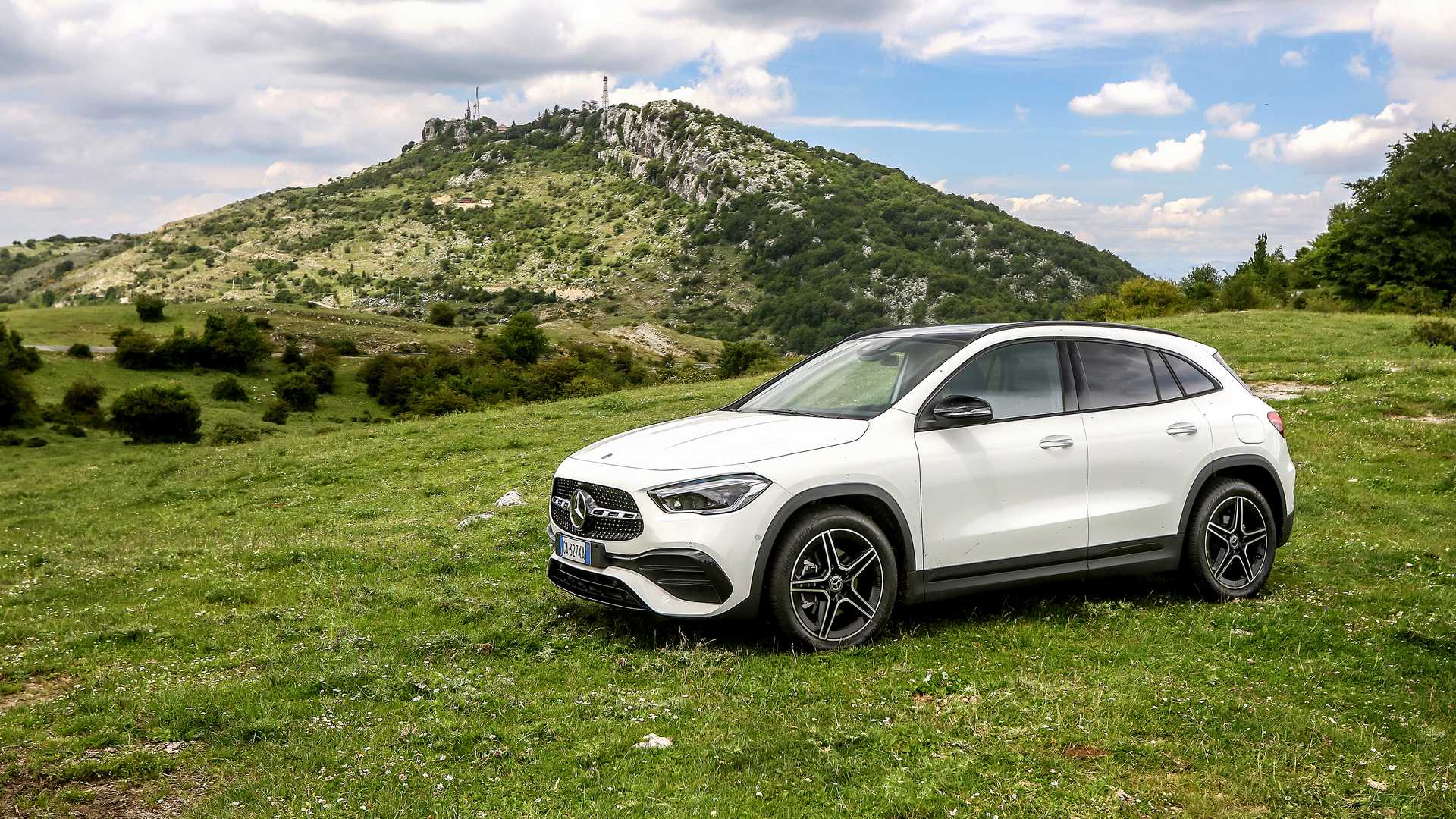 MERCEDES GLA VOTED "MOST BEAUTIFUL CAR OF THE YEAR 2021"